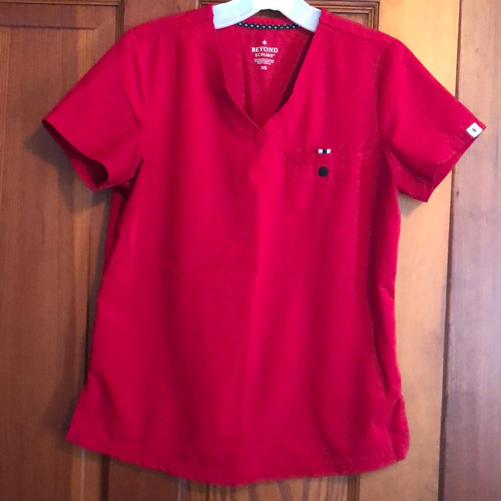Beyond Scrubs tuck in scrub top with 1 pocket